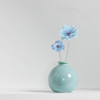 Vase bleue en céramique décorative avec fleurs bleues