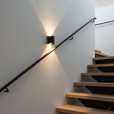 applique murale noire cylindre dans escalier