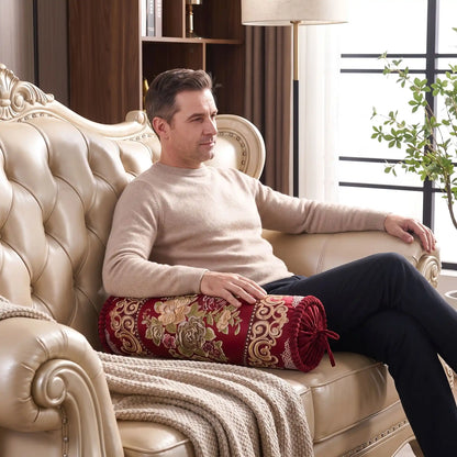 cet homme est confortable avec son canapé coussin
