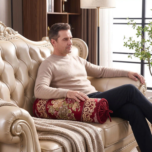 cet homme est confortable avec son canapé coussin