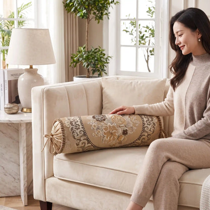 cette dame toute souriante assise dans le canapé pose sa main sur canapé coussin