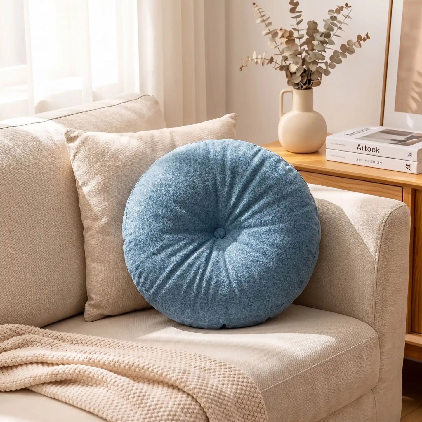 coussin bleu dans le coin du canapé