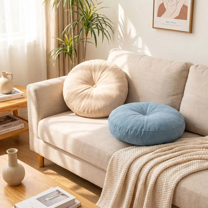 coussin crème bleu dans le canapé