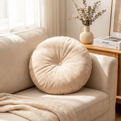 coussin crème dans le coin du canapé