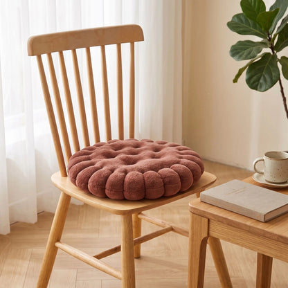 coussin de chaise chocolat sur une chaise bois dans un coin lecture