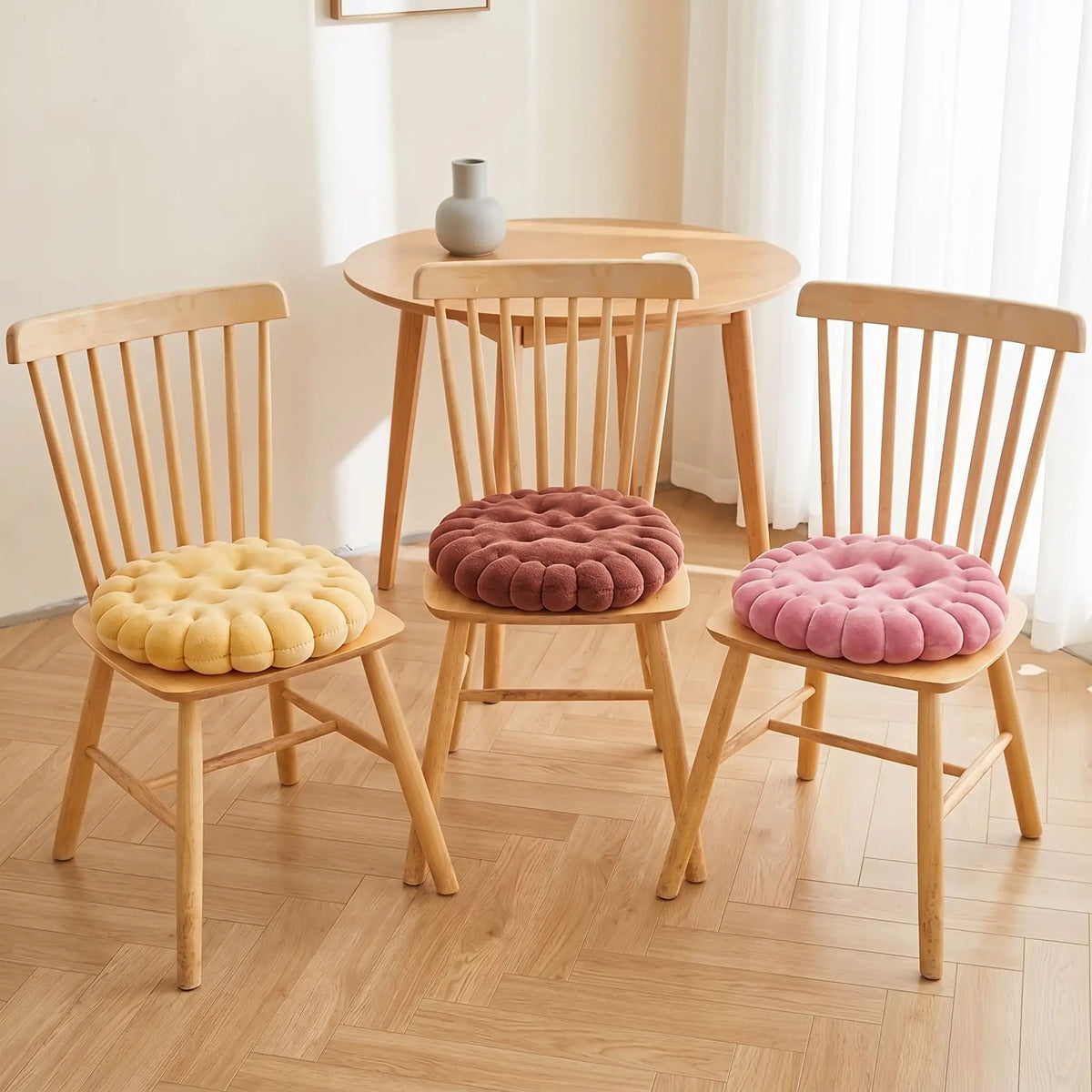 coussin de chaise rond dans un coin repas