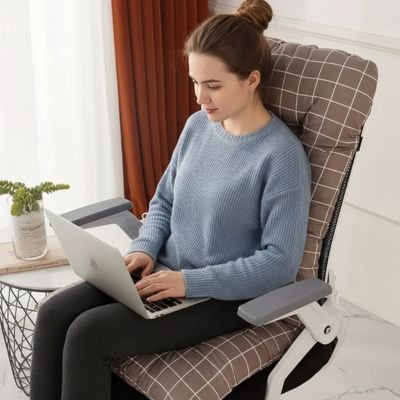dame assise sur coussin de chaise ordinateur sur jambes