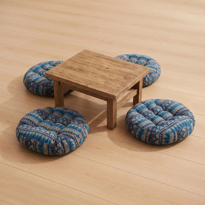 coussin de sol entoure une table basse