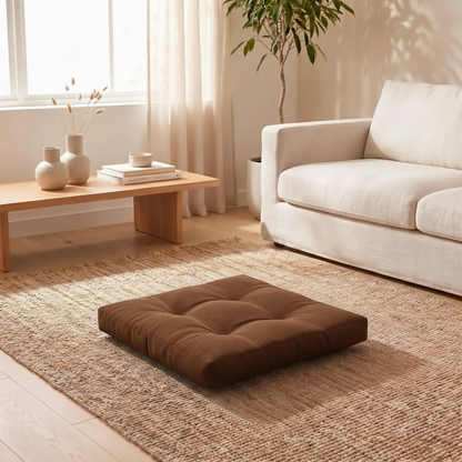 coussin de sol marron chocolat sur  tapis face divan