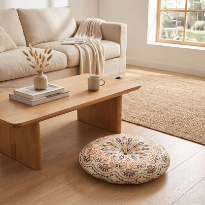 coussin  de sol rond floral crème avec table  basse