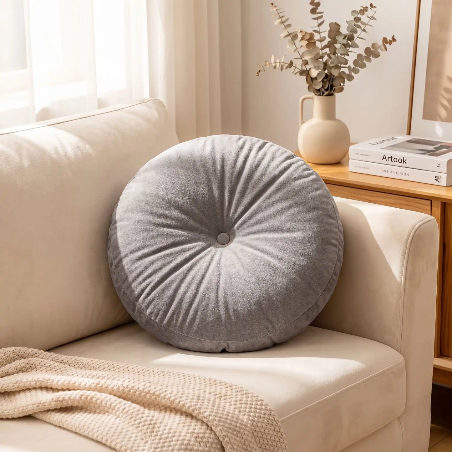 coussin gris dans le coin du canapé