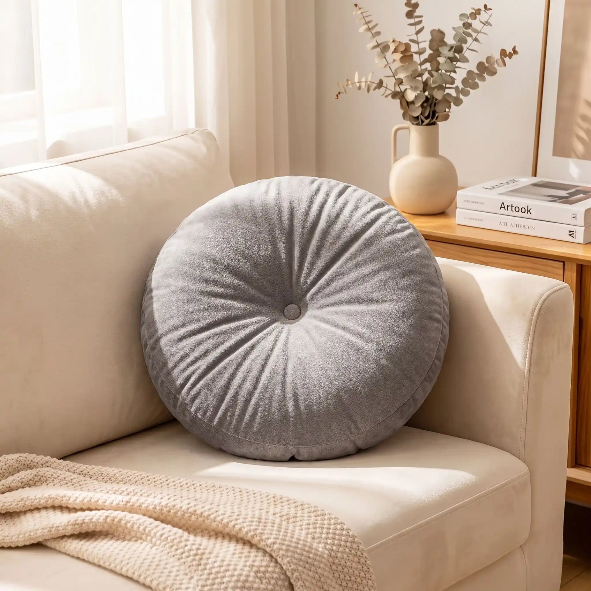 coussin gris dans le coin du canapé
