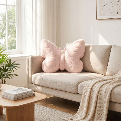 coussins décoratifs pour salon rose dans un canapé 