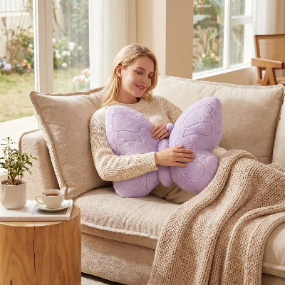 coussins décoratifs pour salon violet dans un canapé 