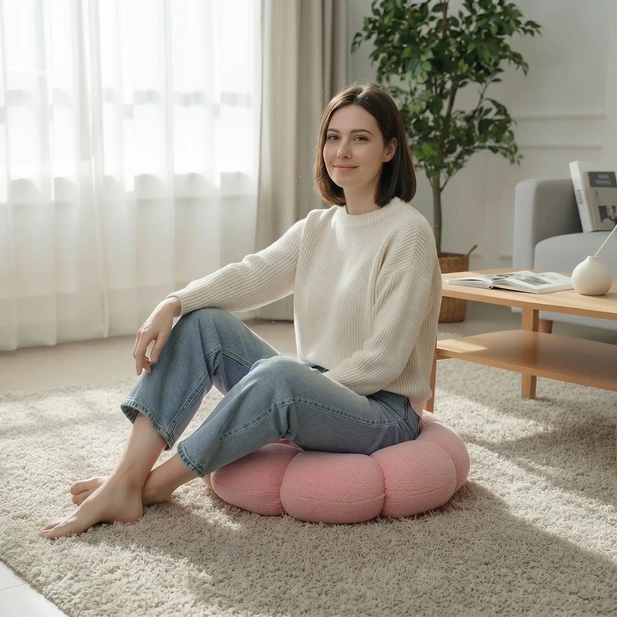 dame assise sur coussin de sol rond