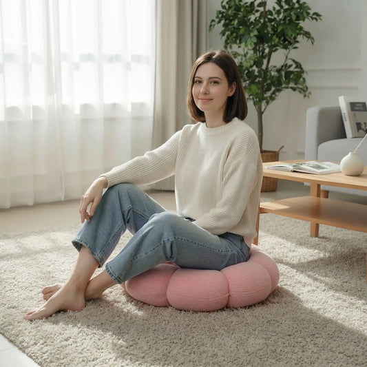 dame assise sur coussin de sol rond
