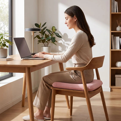dame sur coussin de chaise fait télétravail