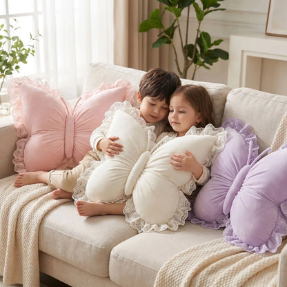 des enfants blottis dans le canapé avec coussin pour canapé