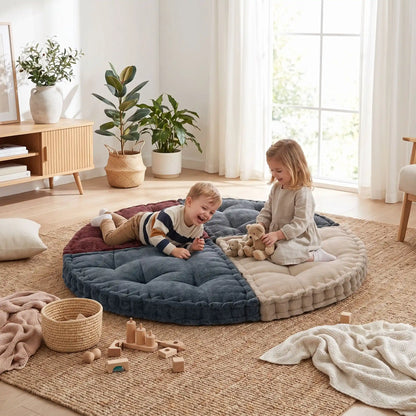 enfants jouent sur coussins de sol