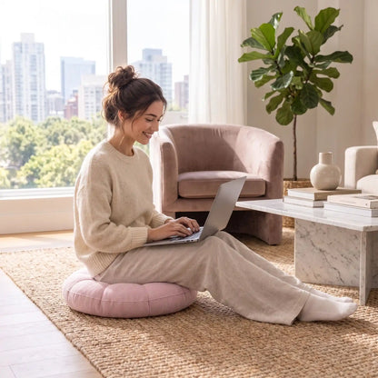 femme travaillant assise sur gros coussin de sol