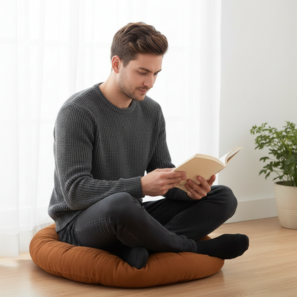homme lisant sur coussin de sol café