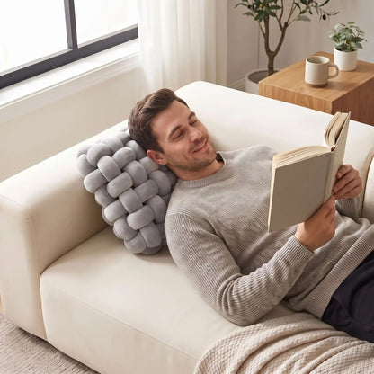 homme lit un roman tête sur coussin décoratif pour canapé