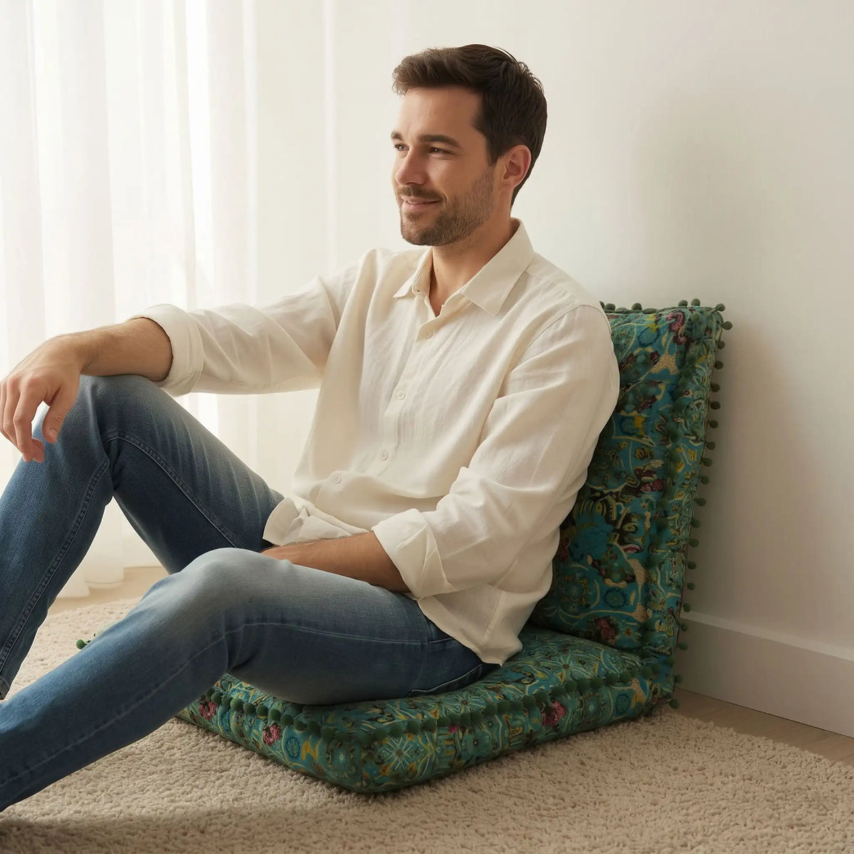 homme relaxe sur coussin de sol bleu turquoise