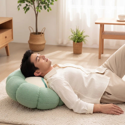 homme repose tête sur coussin de sol rond
