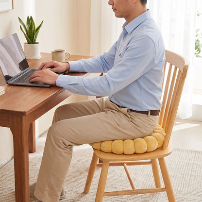 homme télé travail assis sur coussin de chaise jaune