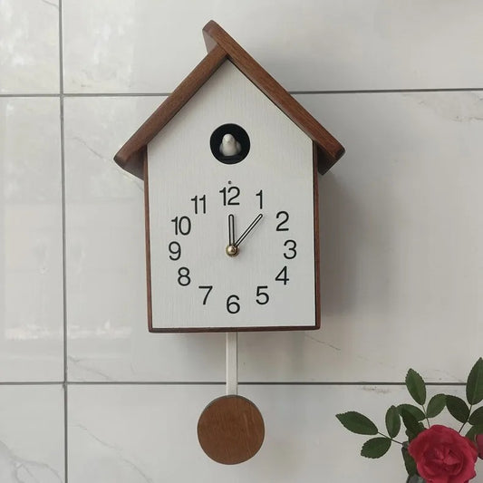 horloge murale coucou artisanale en bois pour un salon chaleureux