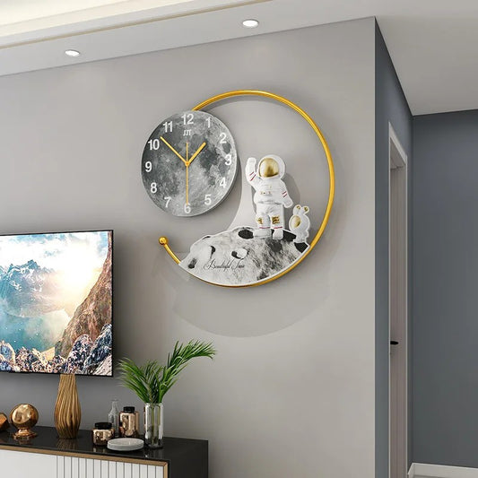 horloge murale design moderne blanche grise noire mettant en valeur son espace