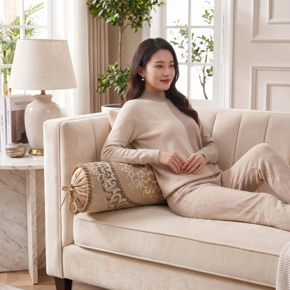 le dos de cette dame est soutenue par canapé coussin