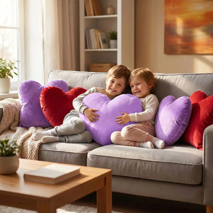 les enfants confortables dans le canapé avec coussins canapé