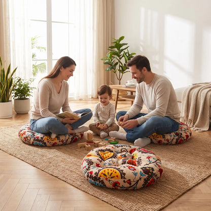 papa maman jouent assis sur coussin de sol
