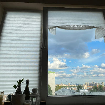 rideau blanc pour protection solaire fenêtre