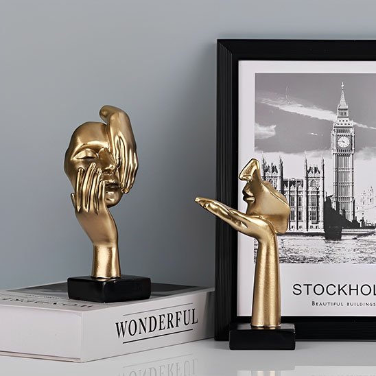 sculpture representant une main au visage et au menton symbole d art elegant