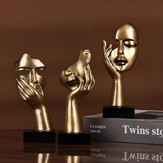 sculpture representant une main au visage symbole d art elegant