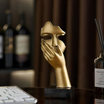 sculpture representant une main sur la bouge symbole d art elegant