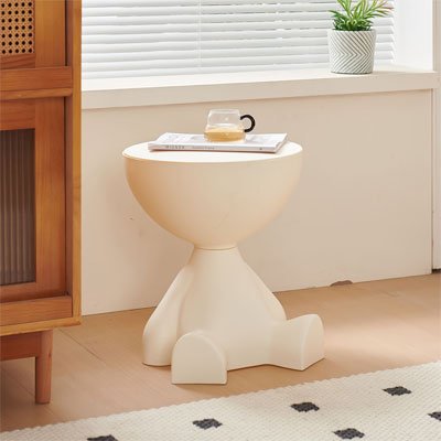 table d'appoint blanche avec document sous tasse