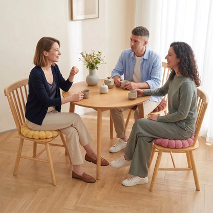 trois amis autour d'une table sur coussin de chaise
