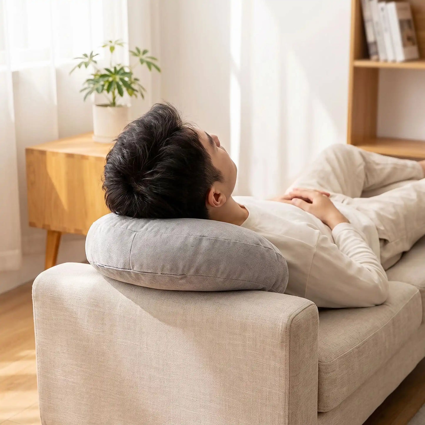 un homme allongé dans le canapé un coussin sous la tête