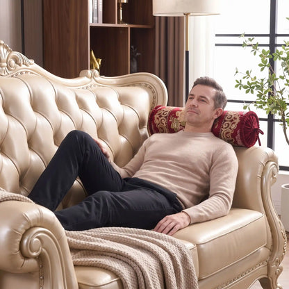 un homme dont la nuque est soutenue par ce canapé coussin