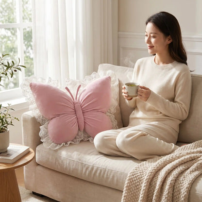 une-dame-assise-avec-tasse-en-main à côté du coussin pour canapé