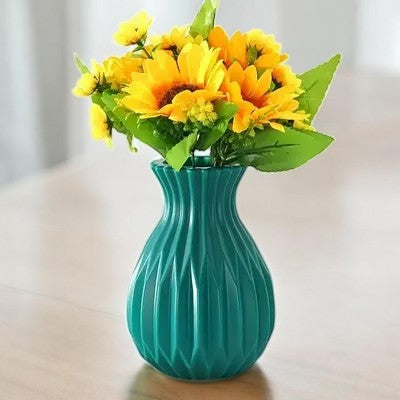 vase verte à fleur contenant des fleurs jaunes