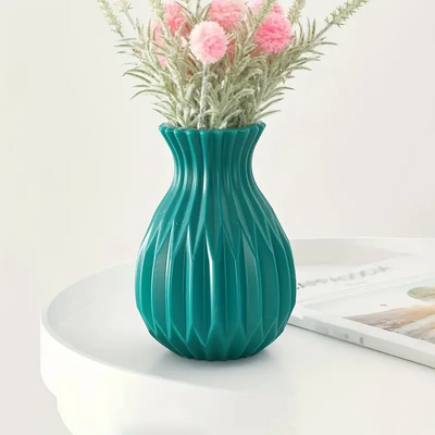 vase verte à fleur contenant des fleurs roses