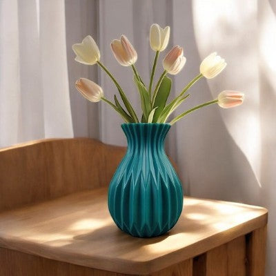 vase verte à fleur contenant des roses blanches